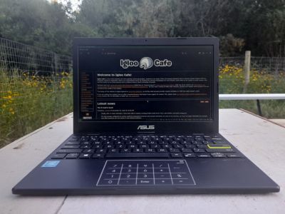 My own laptop with Debian Bookworm on the middle of nowhere with the Igloo Cafe homepage!
